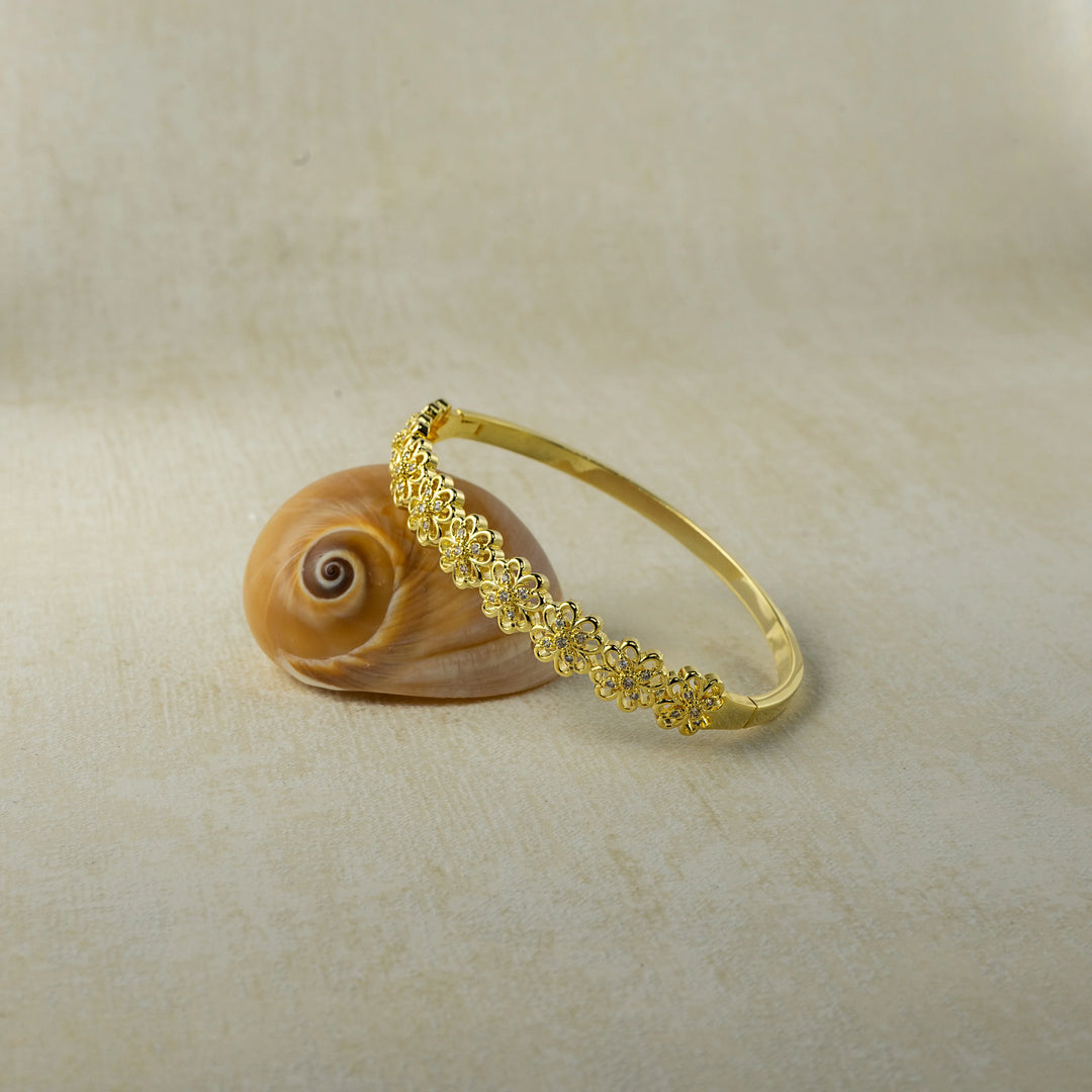 Abundant Blossoms Bracelet in Gold-Plated Brass - BE FRUITFUL