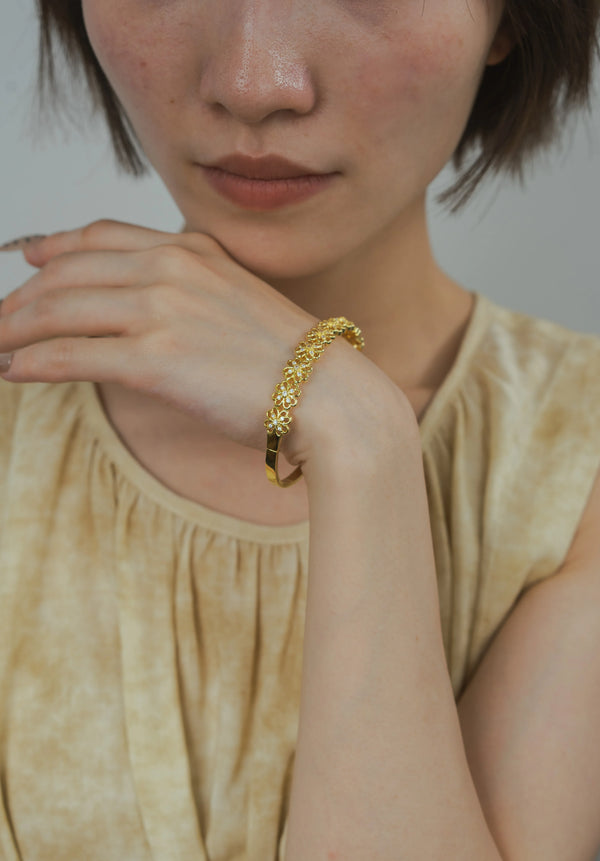Abundant Blossoms Bracelet in Gold-Plated Brass - BE FRUITFUL