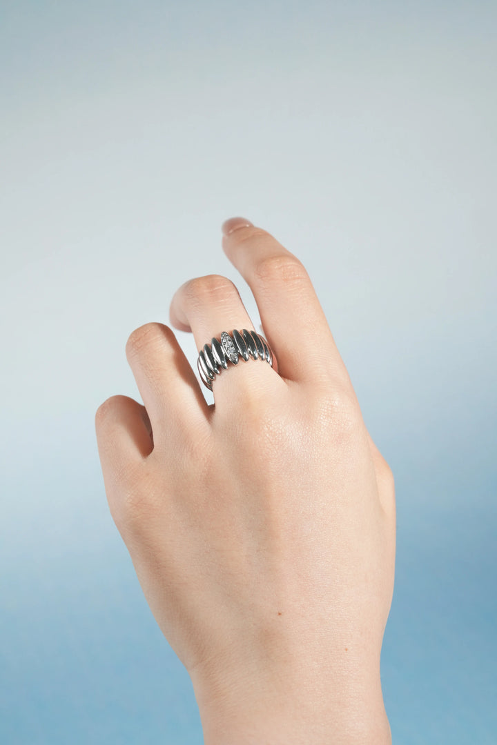 Éternelle Simple · Dome Crystal Wide Ring