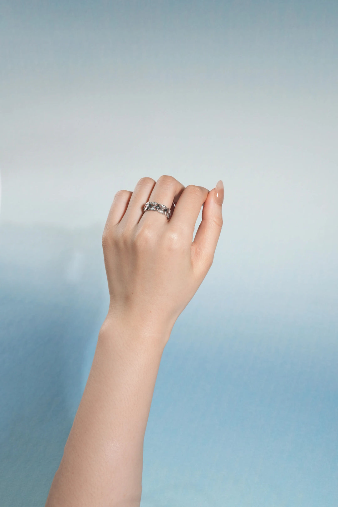 Éternelle Simple · Four-Petal Floral Cutout Ring