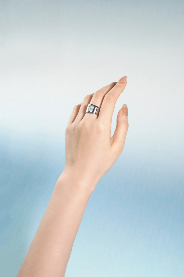 Éternelle Simple · Heart Signet Wide Band Ring