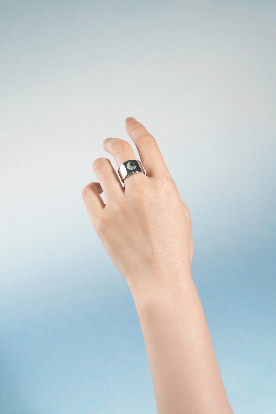 Éternelle Simple · Moon Signet Wide Band Ring