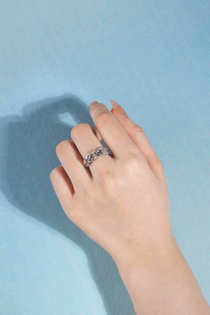 Éternelle Simple · Four-Petal Floral Cutout Ring