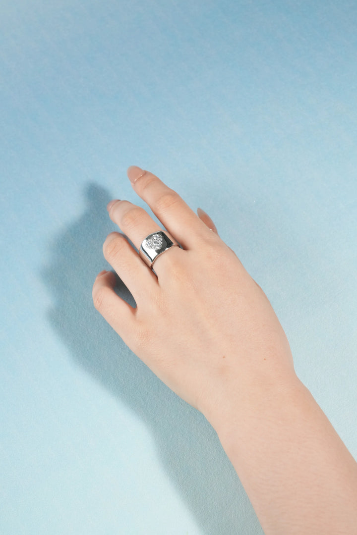 Éternelle Simple · Heart Signet Wide Band Ring