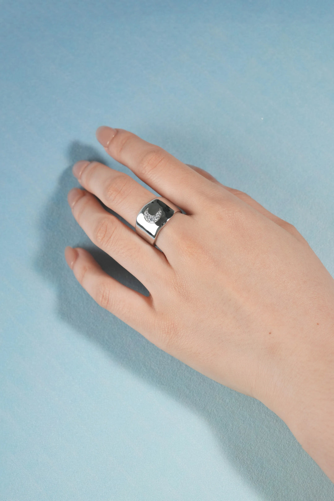 Éternelle Simple · Moon Signet Wide Band Ring