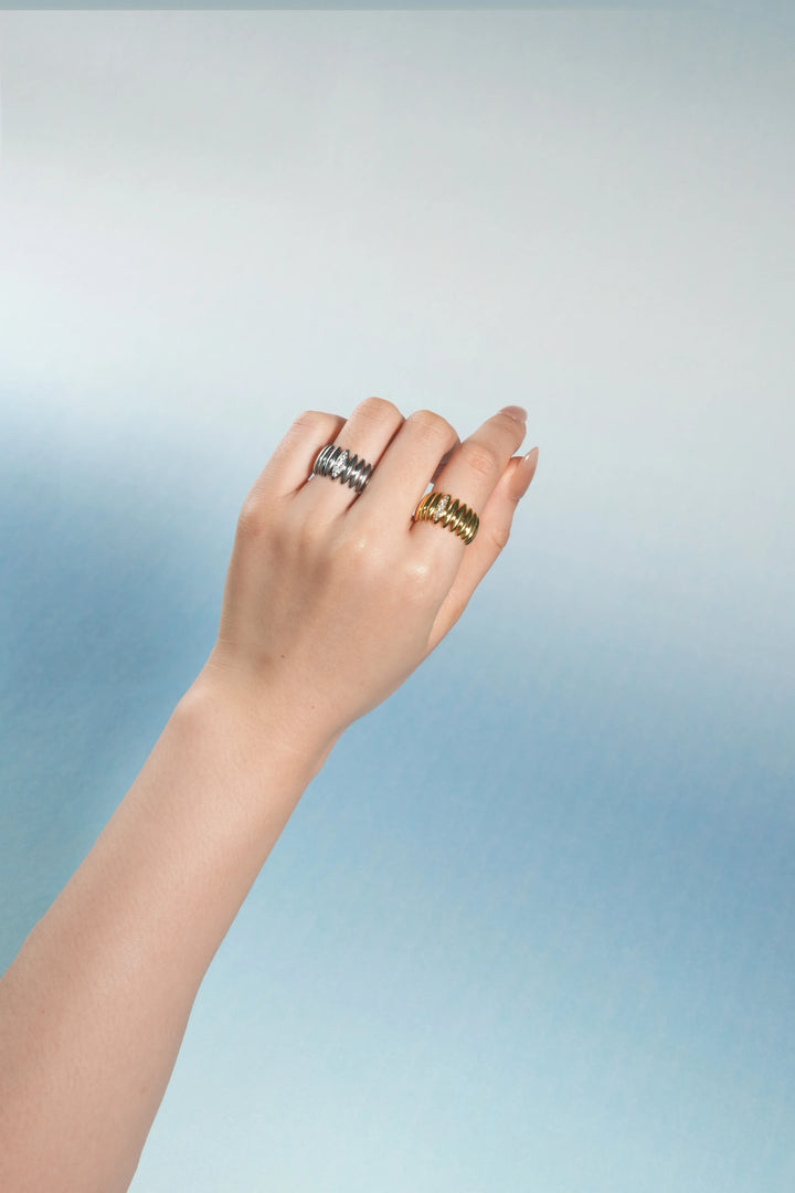 Éternelle Simple · Dome Crystal Wide Ring