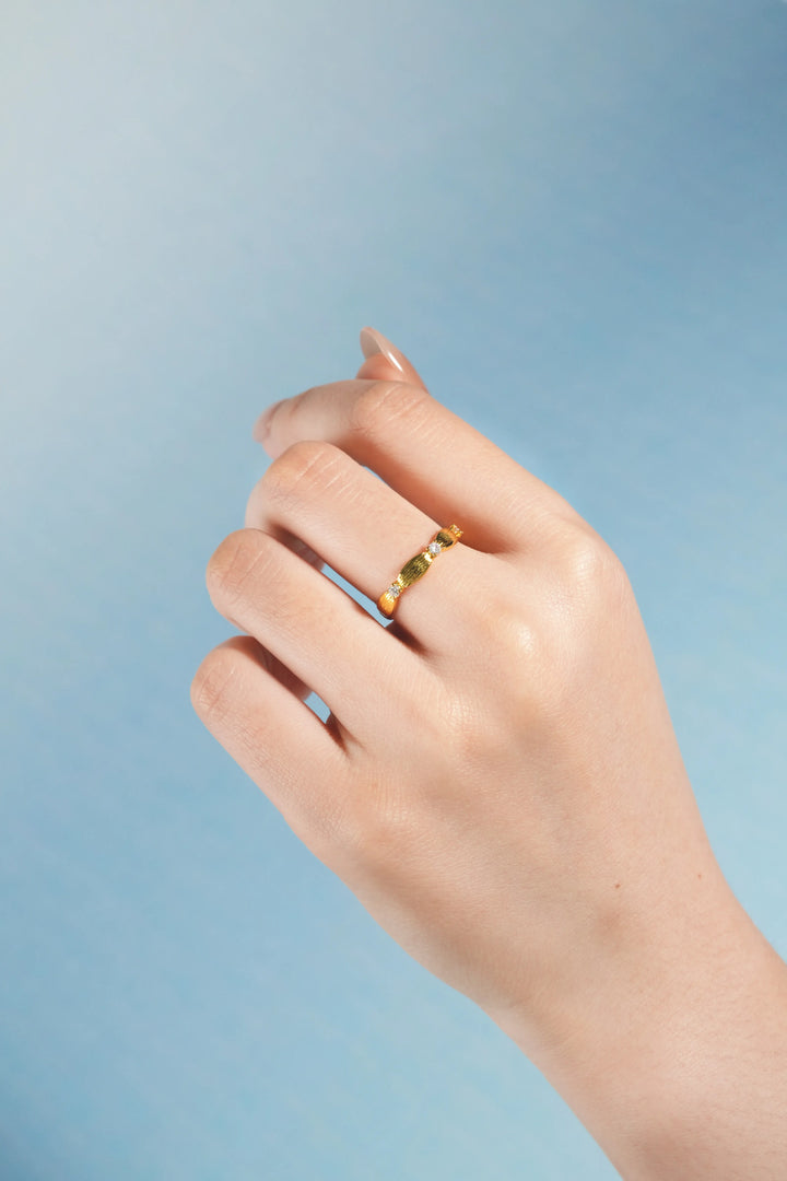 Éternelle Simple · Engraved Crystal Ring