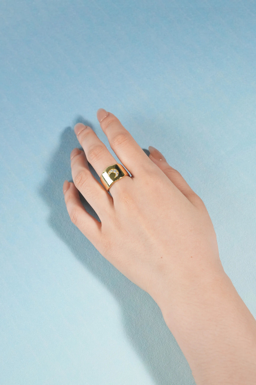 Éternelle Simple · Moon Signet Wide Band Ring