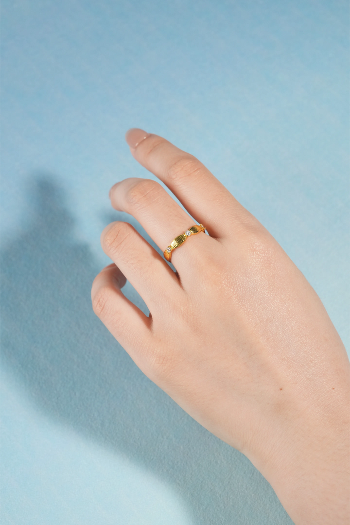 Éternelle Simple · Engraved Crystal Ring