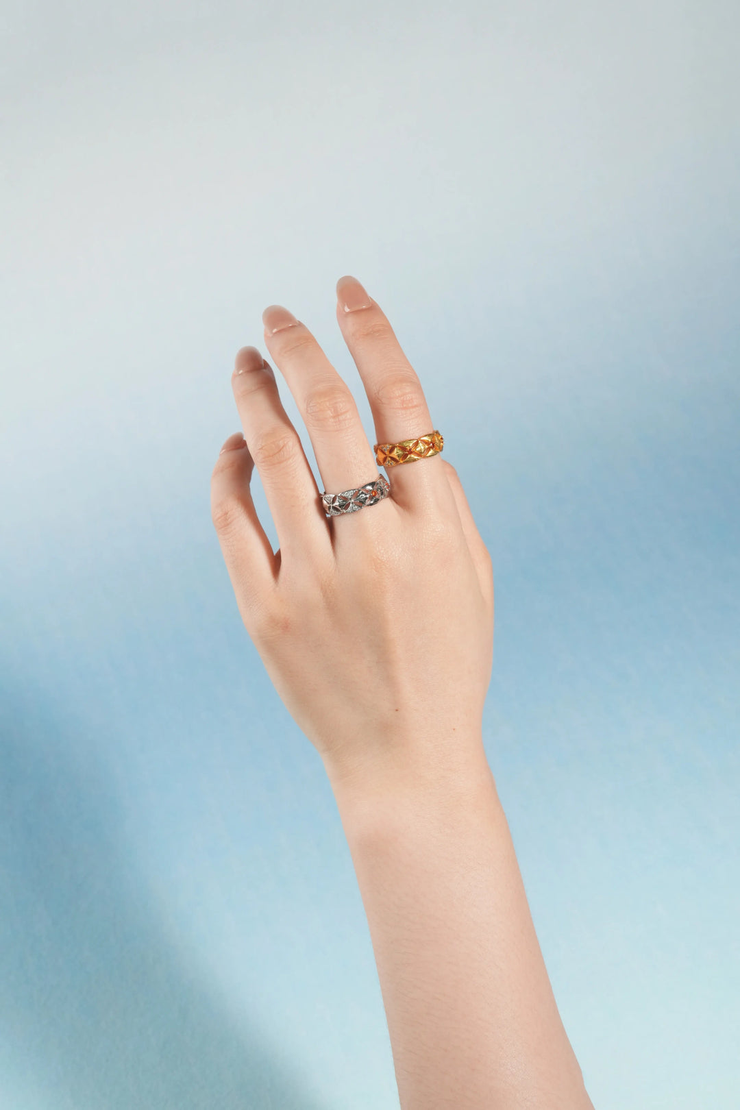 Éternelle Simple · Four-Petal Floral Cutout Ring