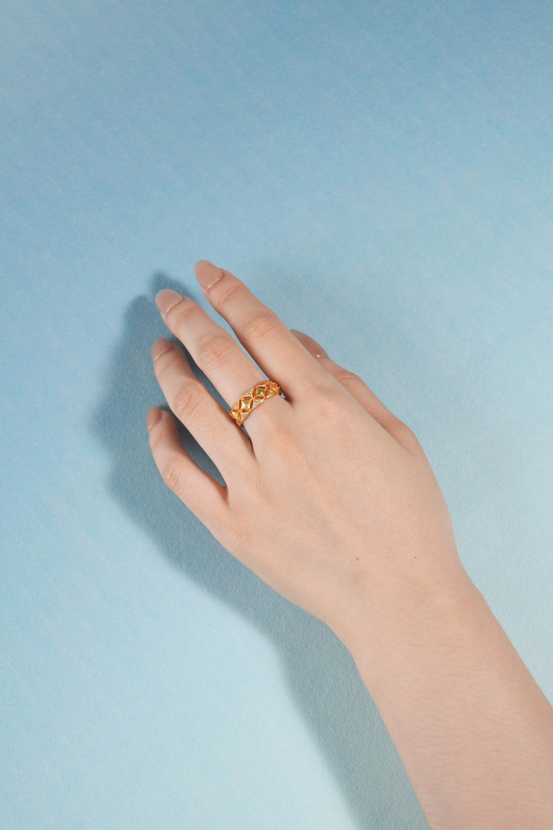 Éternelle Simple · Four-Petal Floral Cutout Ring
