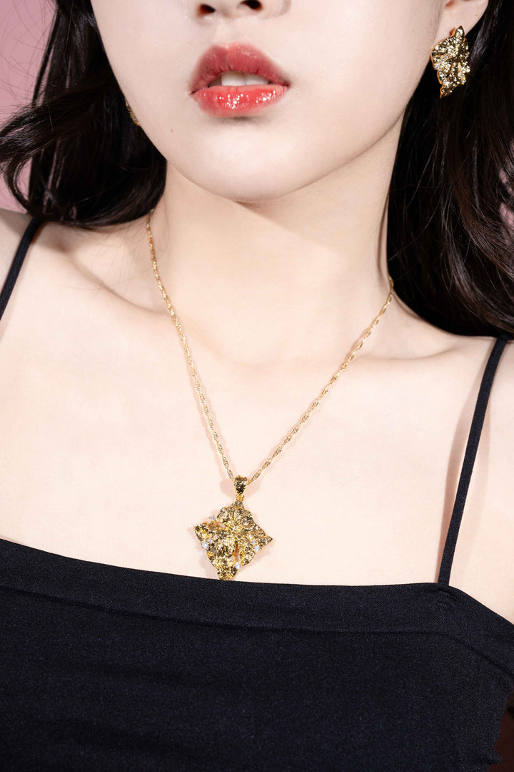 Metal Texture Necklace in Gold-Plated Brass