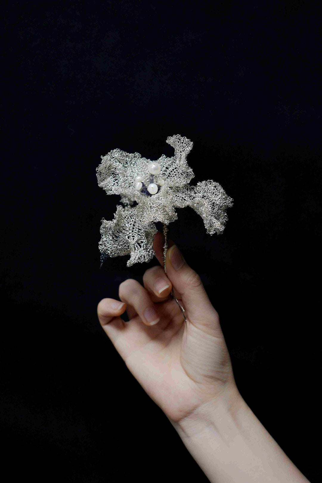 Metal Wire Blooming lris Brooch