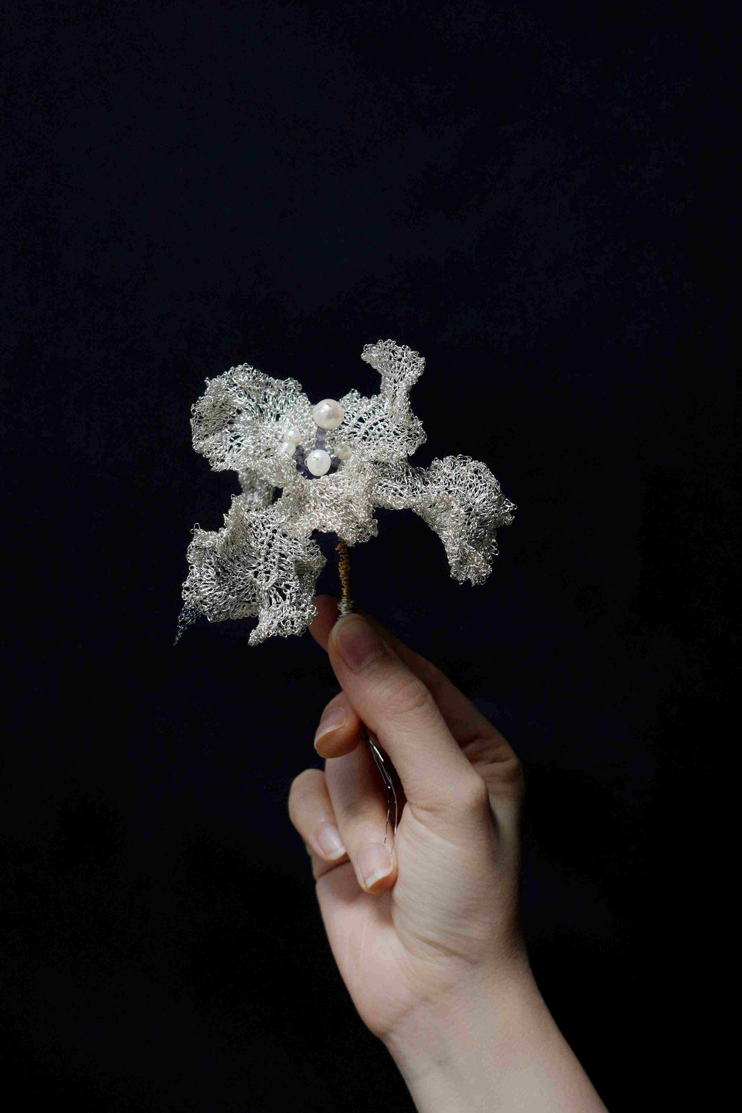 Metal Wire Blooming lris Brooch