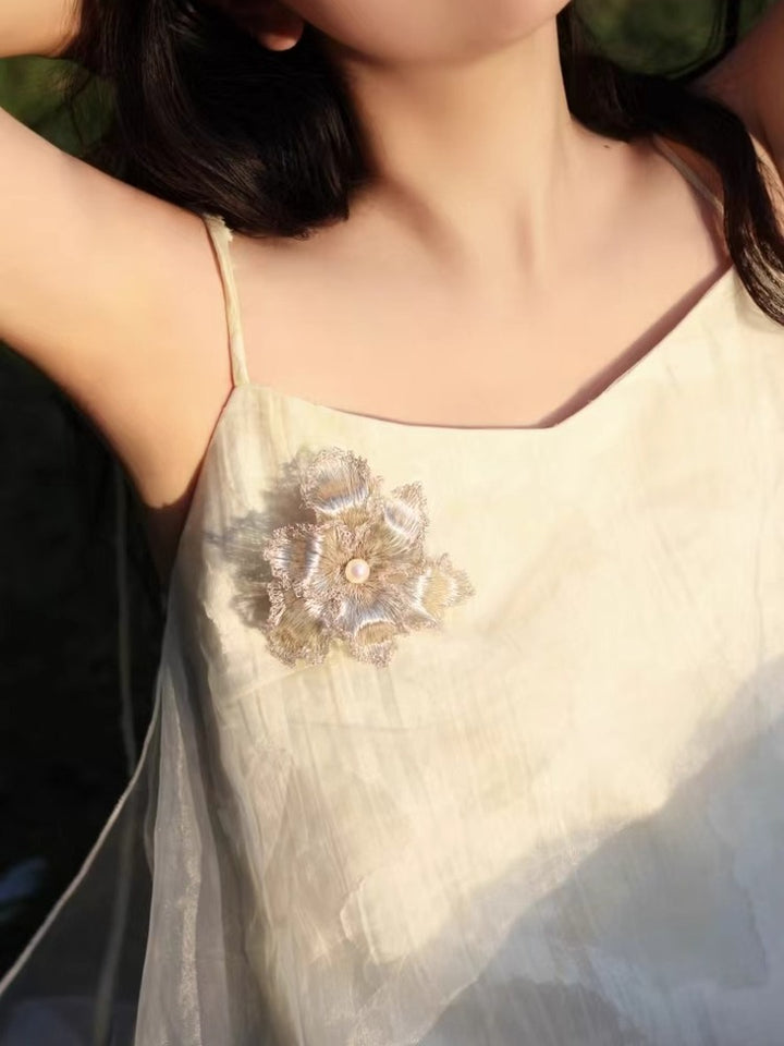 Metal Wire Blooming lris Brooch