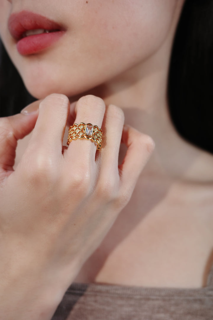 Secret Bloom Ring in Gold-Plated Brass